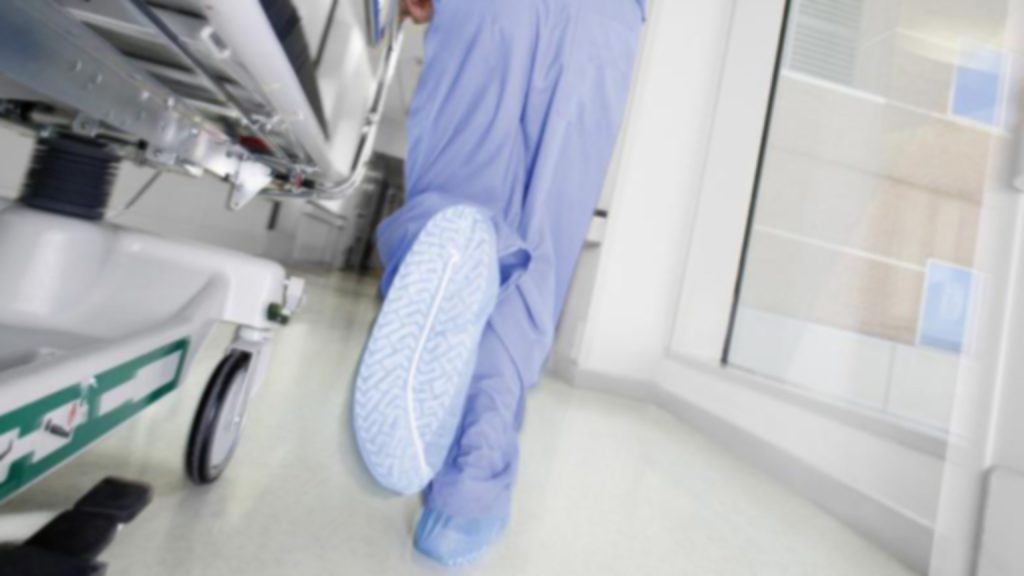 تاثیر کفپوش ژرفلور بر ایمنی کارکنان و بیماران